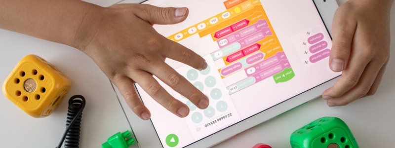 Tecnologia na educação infantil: como funciona e quais são suas vantagens e desafios?