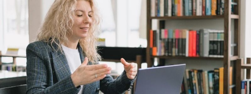 Qual é a importância da linguagem online na educação? Como se adaptar às mudanças?