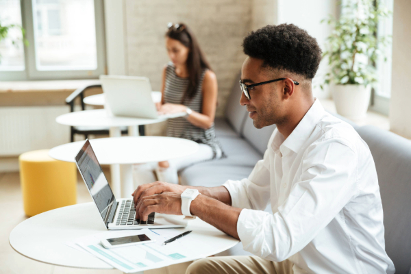 Aprendizagem no fluxo de trabalho: o fim do treinamento isolado