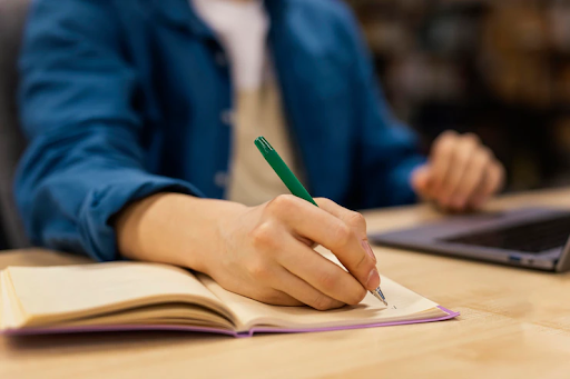 Descubra o que é andragogia, diferença com pedagogia, princípios e como aplicar!